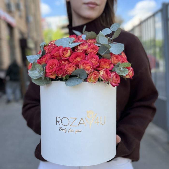 15 кустовых роз саммер Дэнс с эвкалиптом в коробке