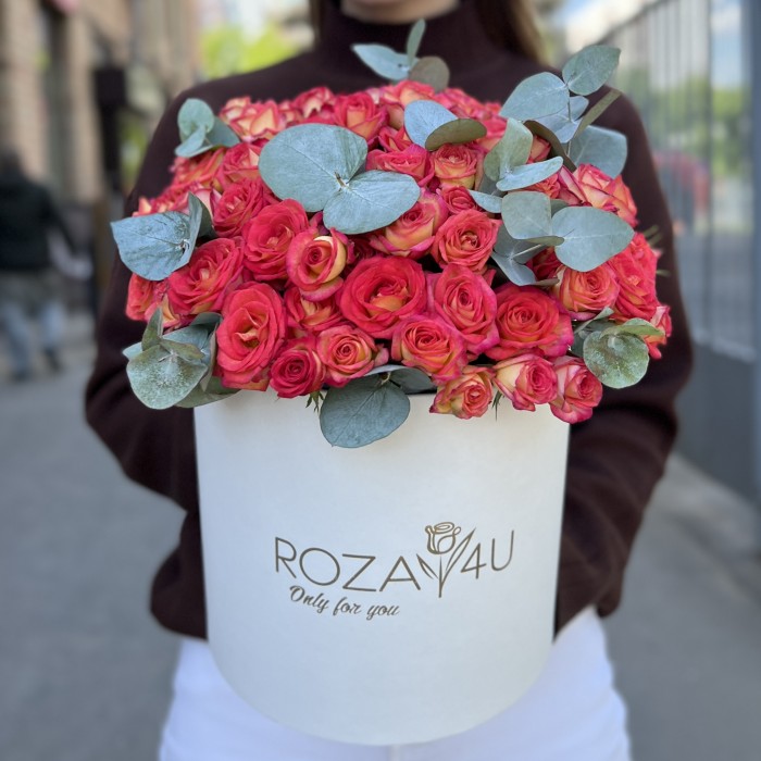 15 кустовых роз саммер Дэнс с эвкалиптом в коробке