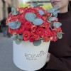 15 кустовых роз саммер Дэнс с эвкалиптом в коробке
