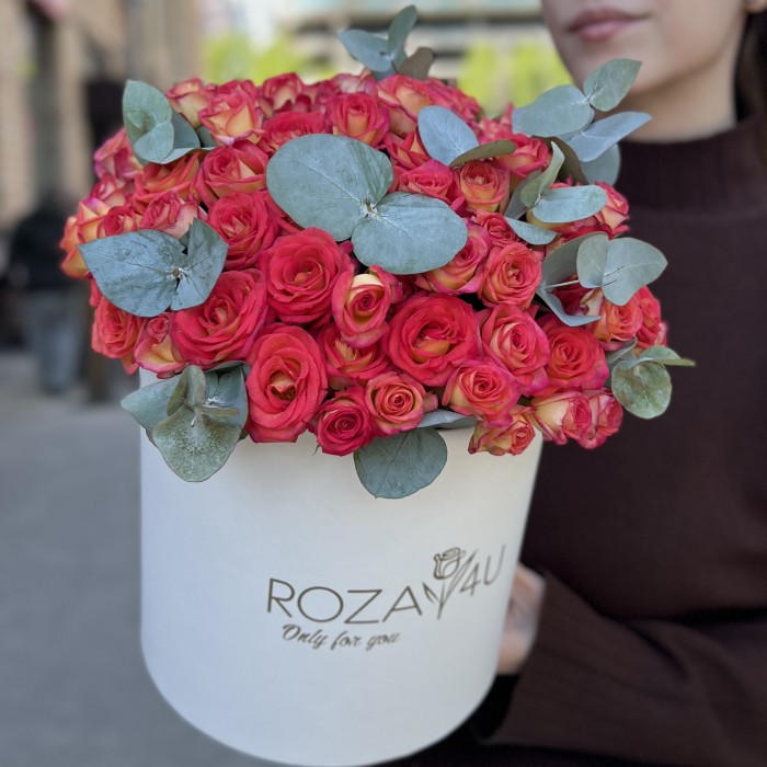 15 кустовых роз саммер Дэнс с эвкалиптом в коробке