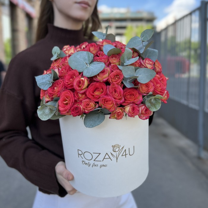15 кустовых роз саммер Дэнс с эвкалиптом в коробке