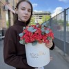 15 кустовых роз саммер Дэнс с эвкалиптом в коробке