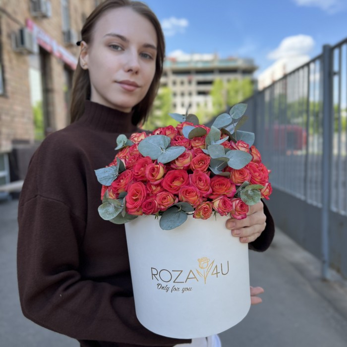 15 кустовых роз саммер Дэнс с эвкалиптом в коробке