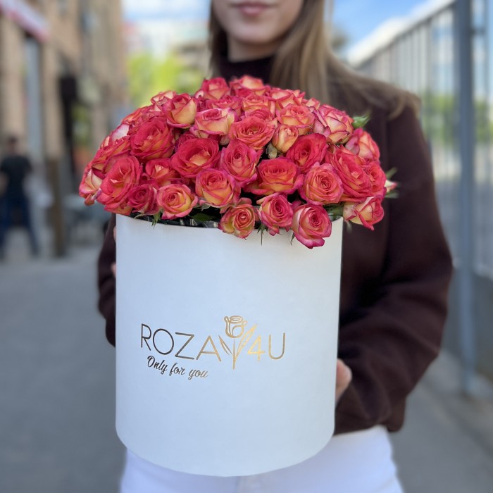 15 кустовых роз Саммер Дэнс в белой коробке