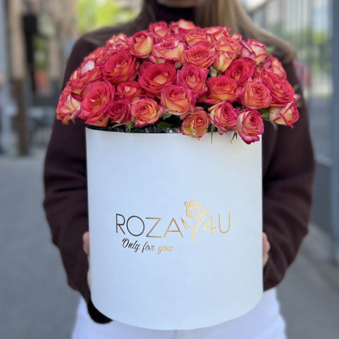 15 кустовых роз Саммер Дэнс в белой коробке