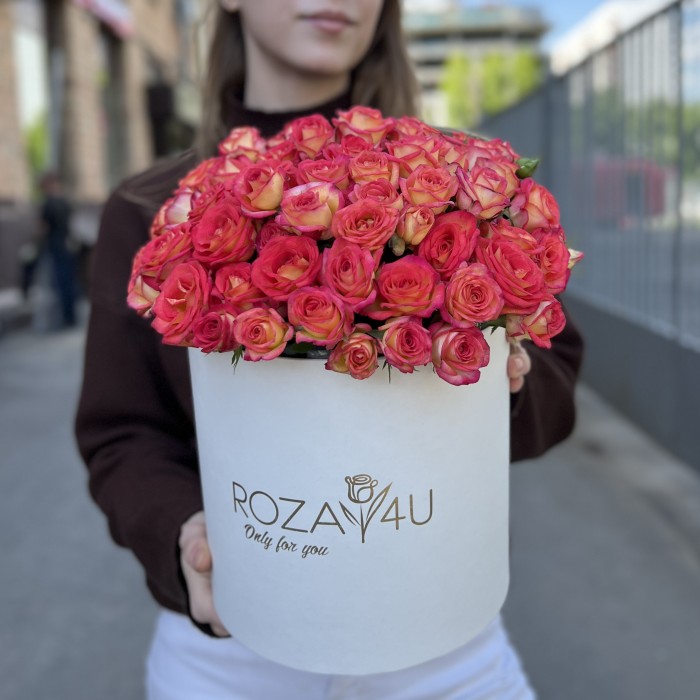 15 кустовых роз Саммер Дэнс в белой коробке