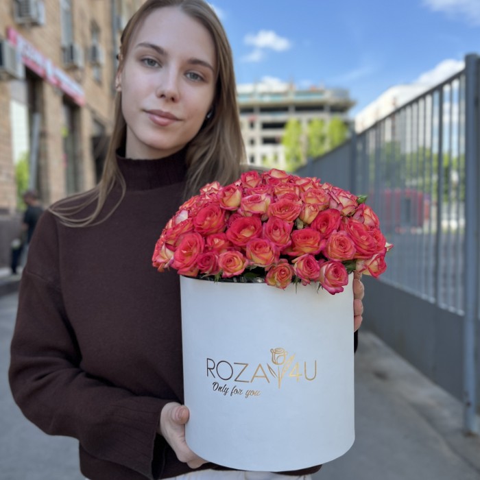 15 кустовых роз Саммер Дэнс в белой коробке