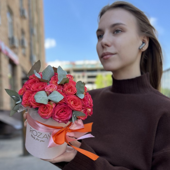 7 кустовых роз Саммер Денс с эвкалиптом в коробке