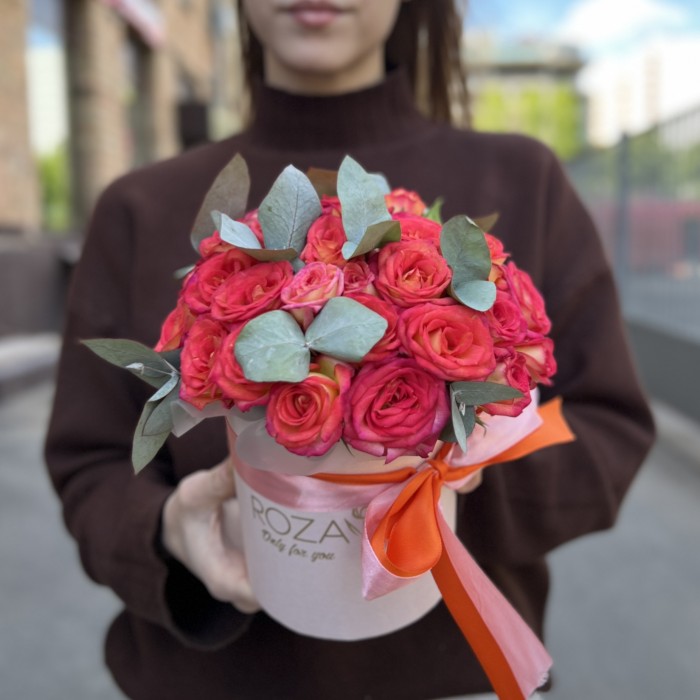 7 кустовых роз Саммер Денс с эвкалиптом в коробке