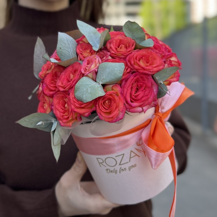 7 кустовых роз Саммер Денс с эвкалиптом в коробке