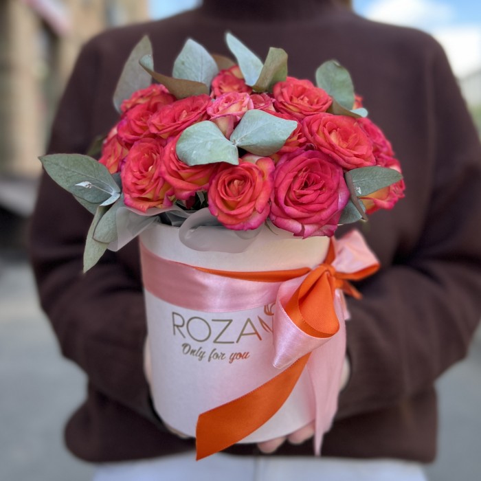 7 кустовых роз Саммер Денс с эвкалиптом в коробке