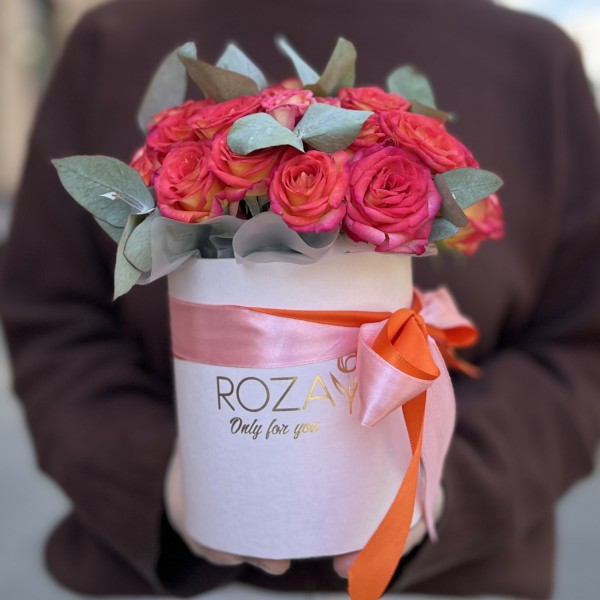 7 кустовых роз Саммер Денс с эвкалиптом в коробке