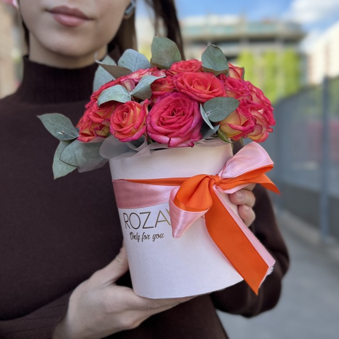 7 кустовых роз Саммер Денс с эвкалиптом в коробке