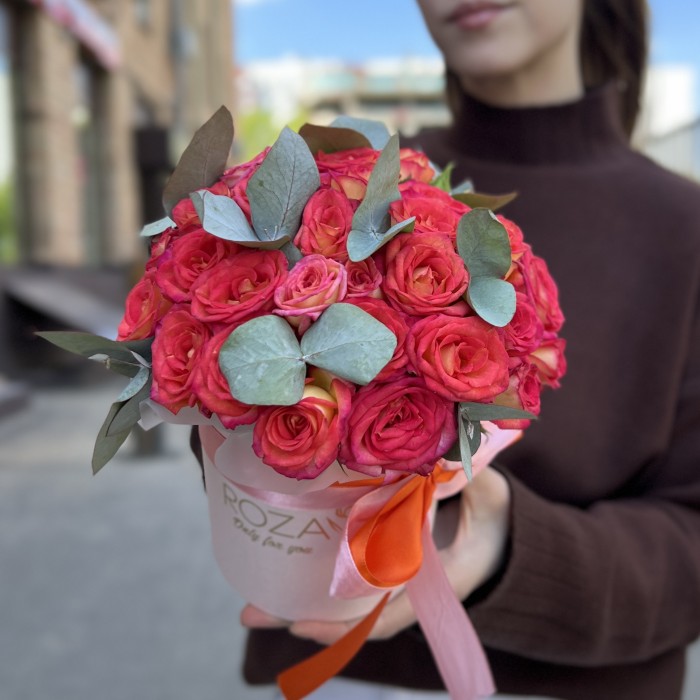 7 кустовых роз Саммер Денс с эвкалиптом в коробке