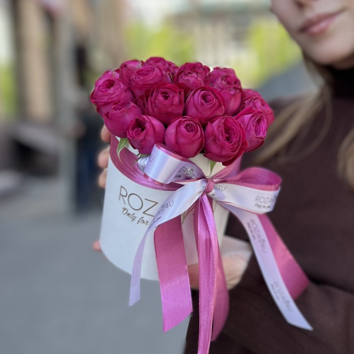 Пионовидные розы Пати Трендсеттер в коробке