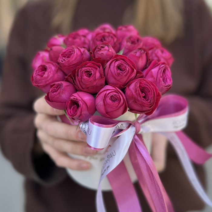 Пионовидные розы Пати Трендсеттер в коробке