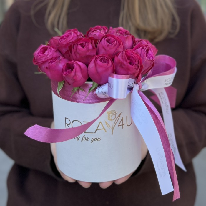 Пионовидные розы Пати Трендсеттер в коробке