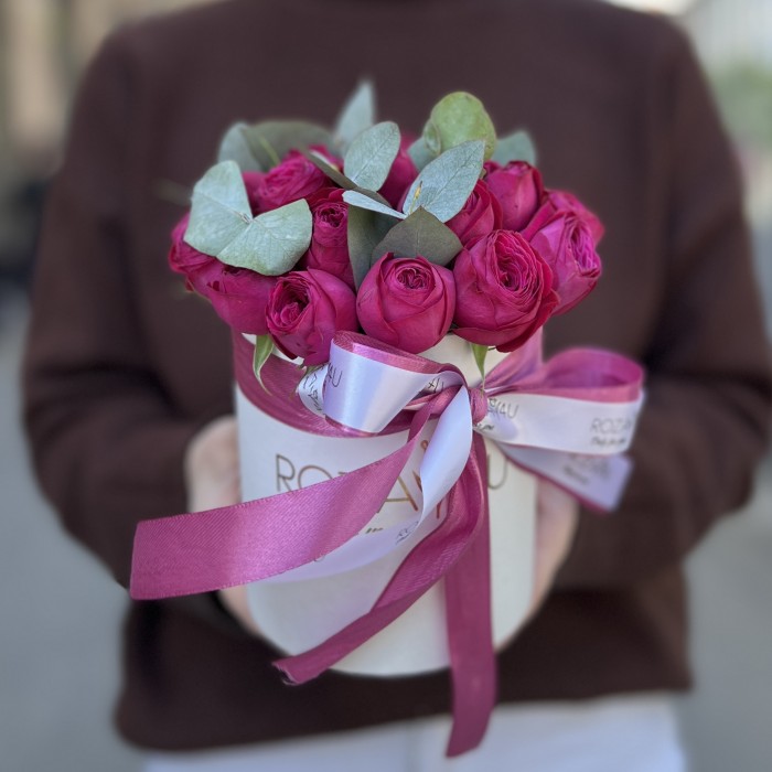 Пионовидные розы с эвкалиптом в коробке Пати Трендсеттер