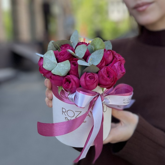 Пионовидные розы с эвкалиптом в коробке Пати Трендсеттер