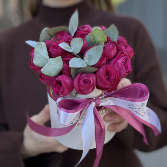 Пионовидные розы с эвкалиптом в коробке Пати Трендсеттер