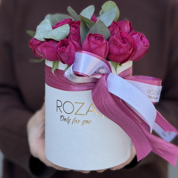 Пионовидные розы с эвкалиптом в коробке Пати Трендсеттер