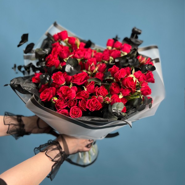 Траурный букет из кустовых красных роз в упаковке