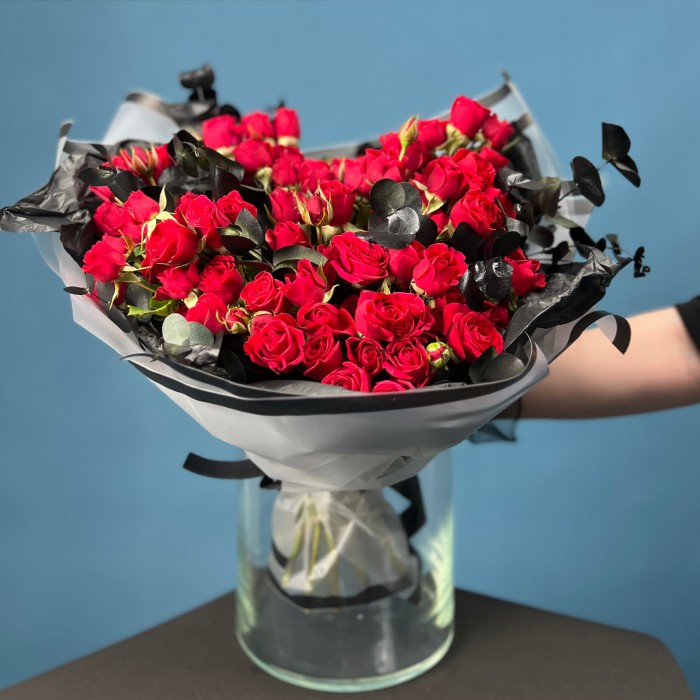 Траурный букет из кустовых красных роз в упаковке