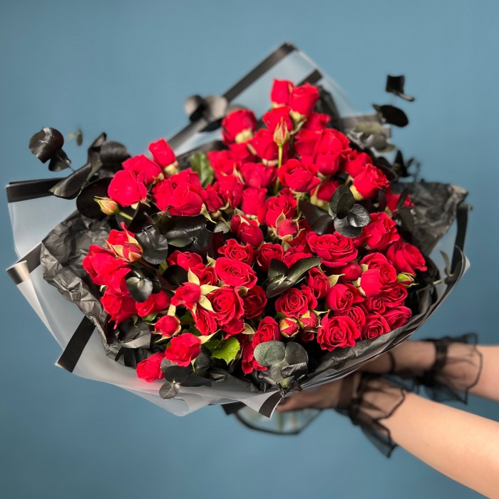 Траурный букет из кустовых красных роз в упаковке