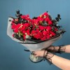 Траурный букет из кустовых красных роз в упаковке