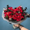 Траурный букет из кустовых красных роз в упаковке