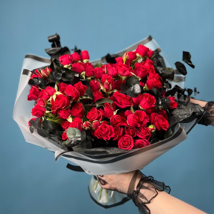 Траурный букет из кустовых красных роз в упаковке