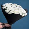 Траурный букет из 15 хризантем в черной упаковке