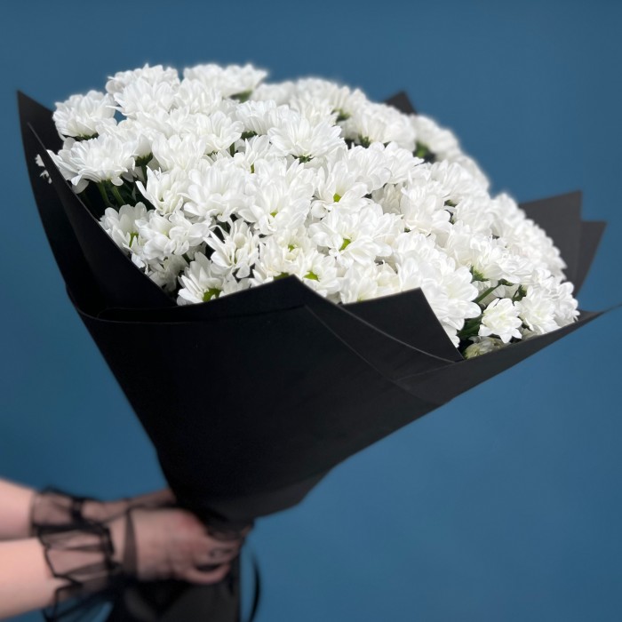 Траурный букет из 15 хризантем в черной упаковке