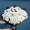 Траурный букет из 15 хризантем в черной упаковке