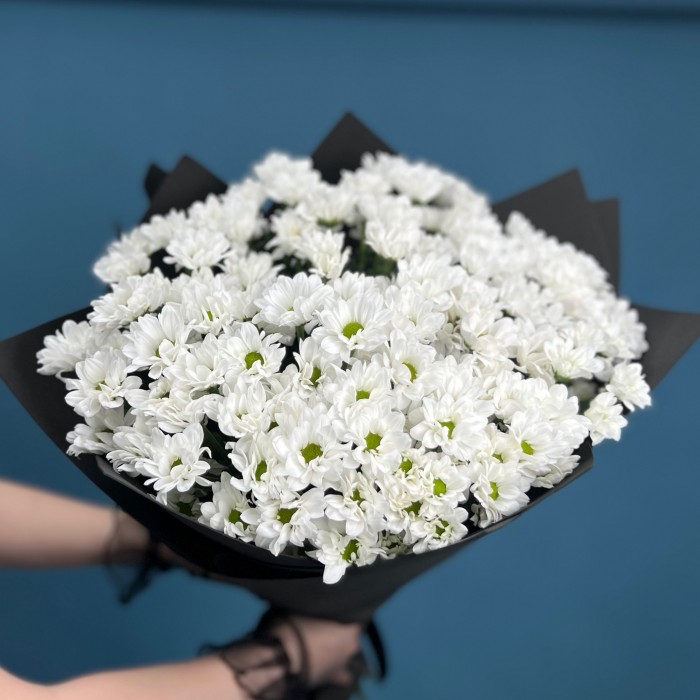 Траурный букет из 15 хризантем в черной упаковке