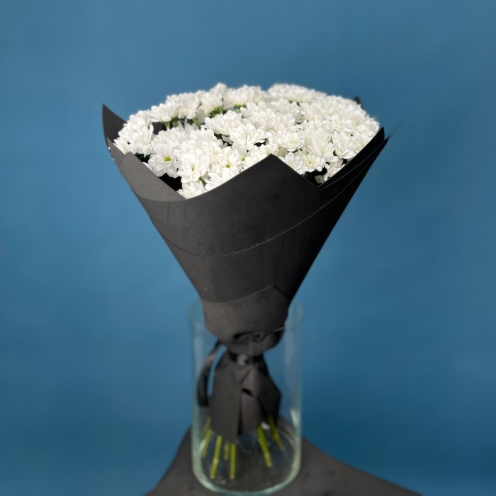 Траурный букет из 15 хризантем в черной упаковке