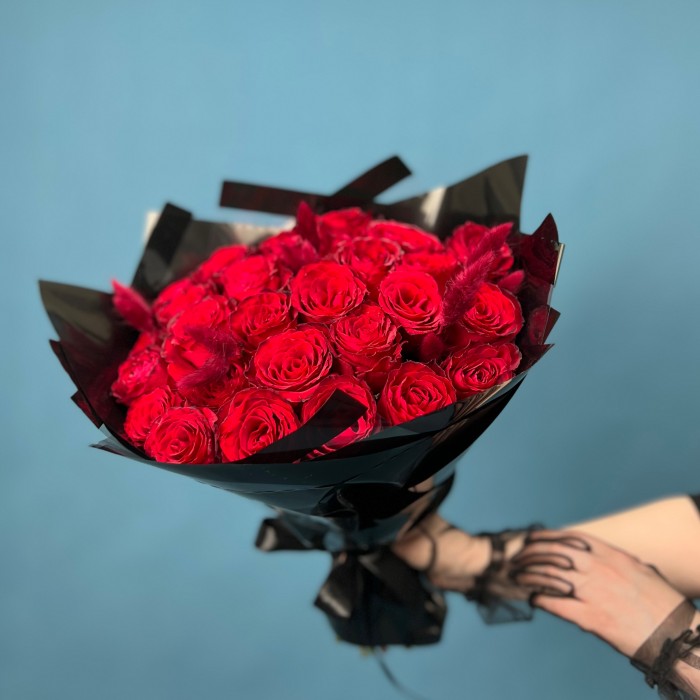 Траурный букет из 30 красных роз в черной упаковке