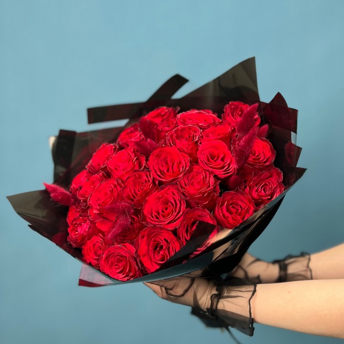 Траурный букет из 30 красных роз в черной упаковке