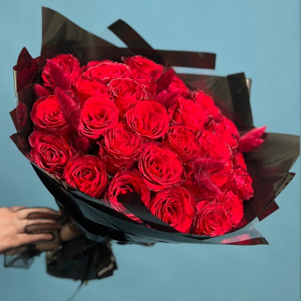 Траурный букет из 30 красных роз в черной упаковке