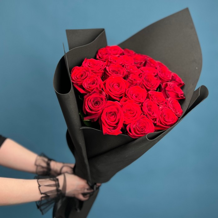 Траурный букет из 30 красных роз 60 см