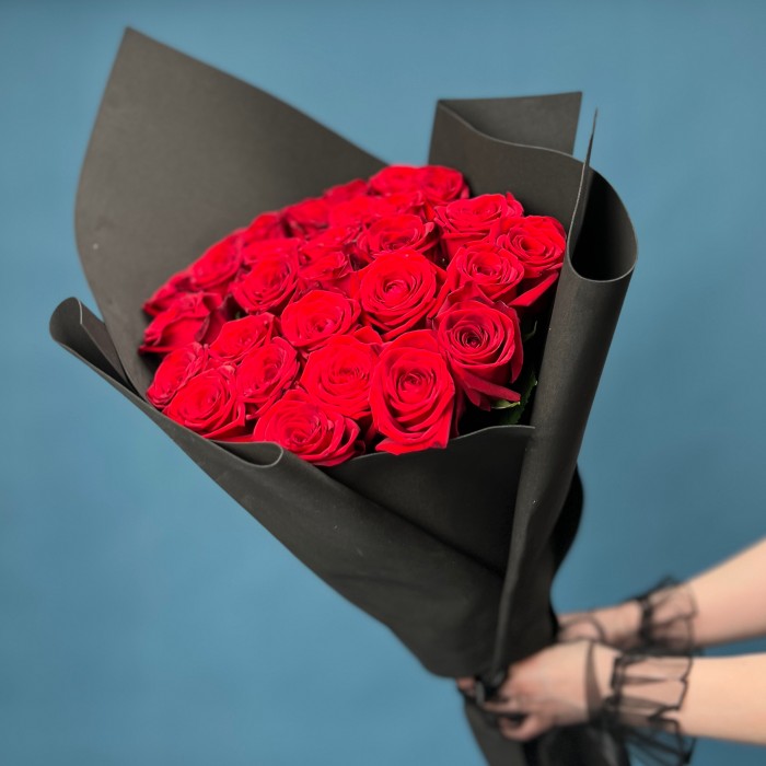 Траурный букет из 30 красных роз 60 см