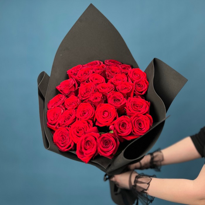 Траурный букет из 30 красных роз 60 см