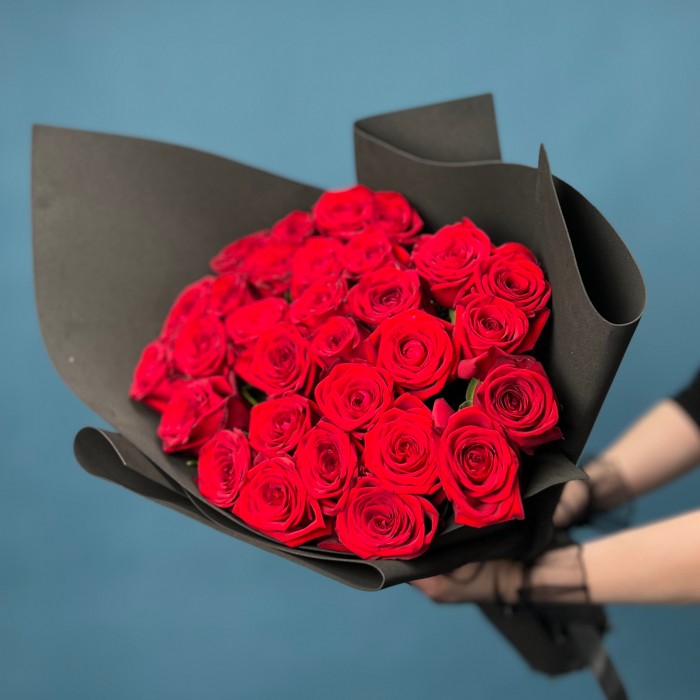 Траурный букет из 30 красных роз 60 см