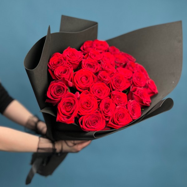 Траурный букет из 30 красных роз 60 см