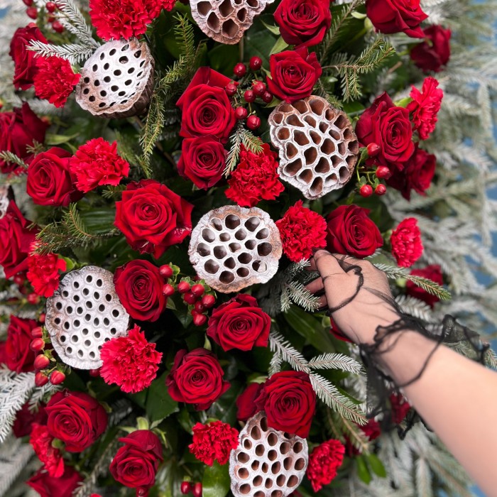 Траурный венок из живых цветов 130 см.  № 51