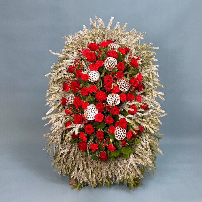 Траурный венок из живых цветов 130 см.  № 51