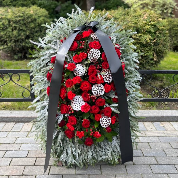 Траурный венок из живых цветов 130 см.  № 51