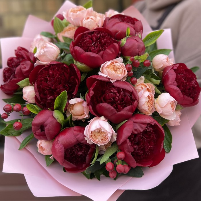 11 бордовых пионов с кустовой пионовидной розой Джульетта