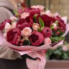 11 бордовых пионов с кустовой пионовидной розой Джульетта