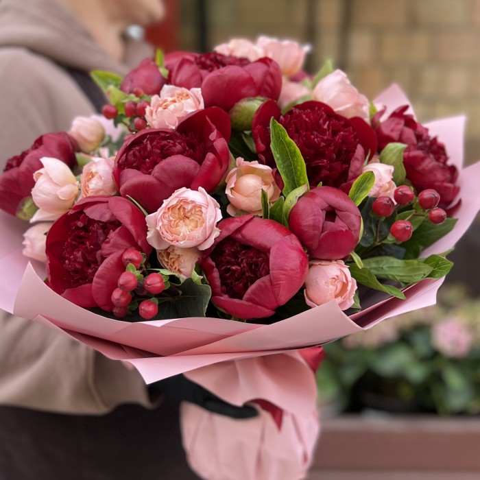 11 бордовых пионов с кустовой пионовидной розой Джульетта